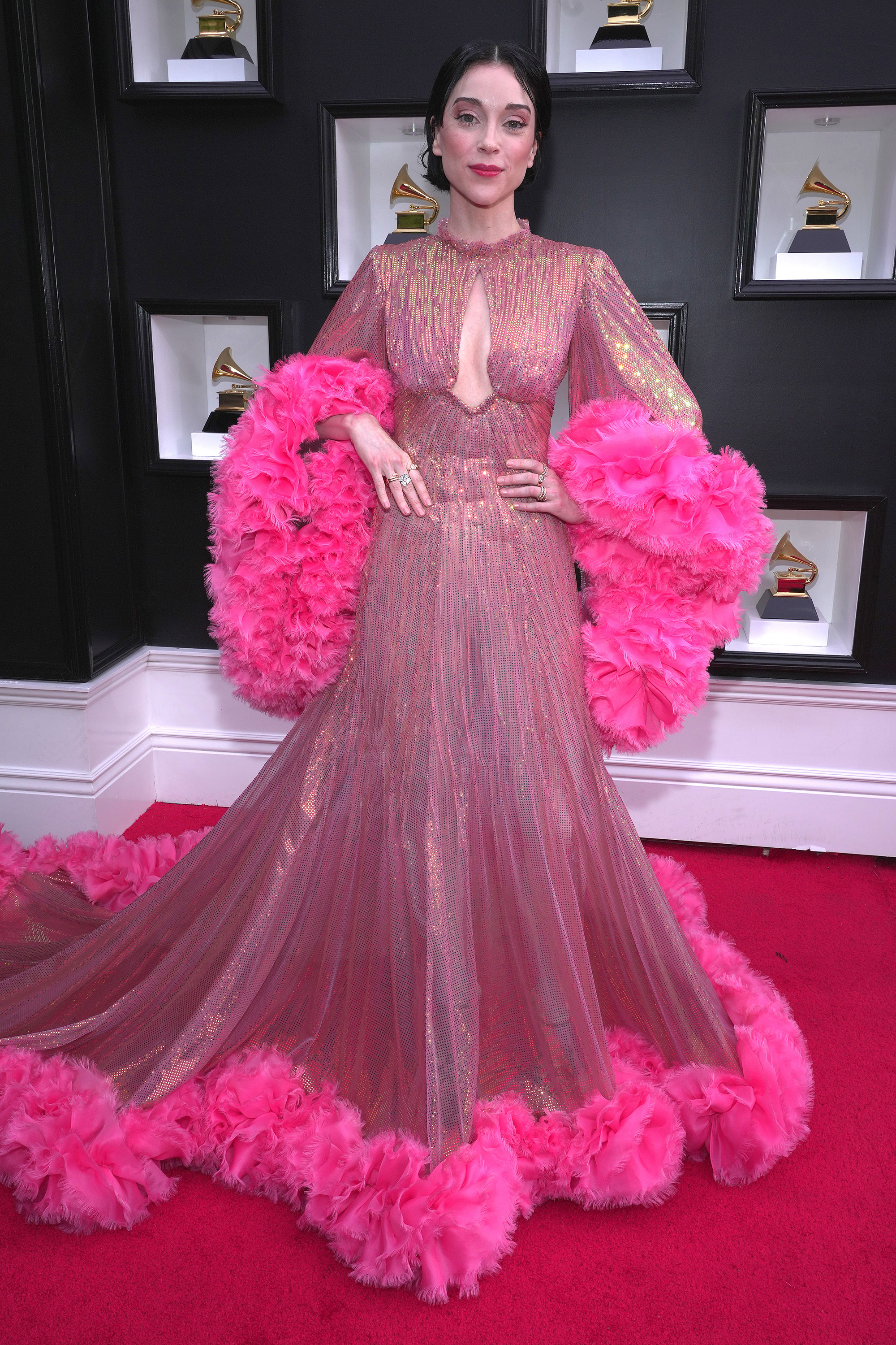 Thảm đỏ Grammy 2022: "Thảm họa dao kéo" Donatella Versace gây choáng với gương mặt khó nhận ra, BTS bùng nổ ở trời Tây - Ảnh 16.