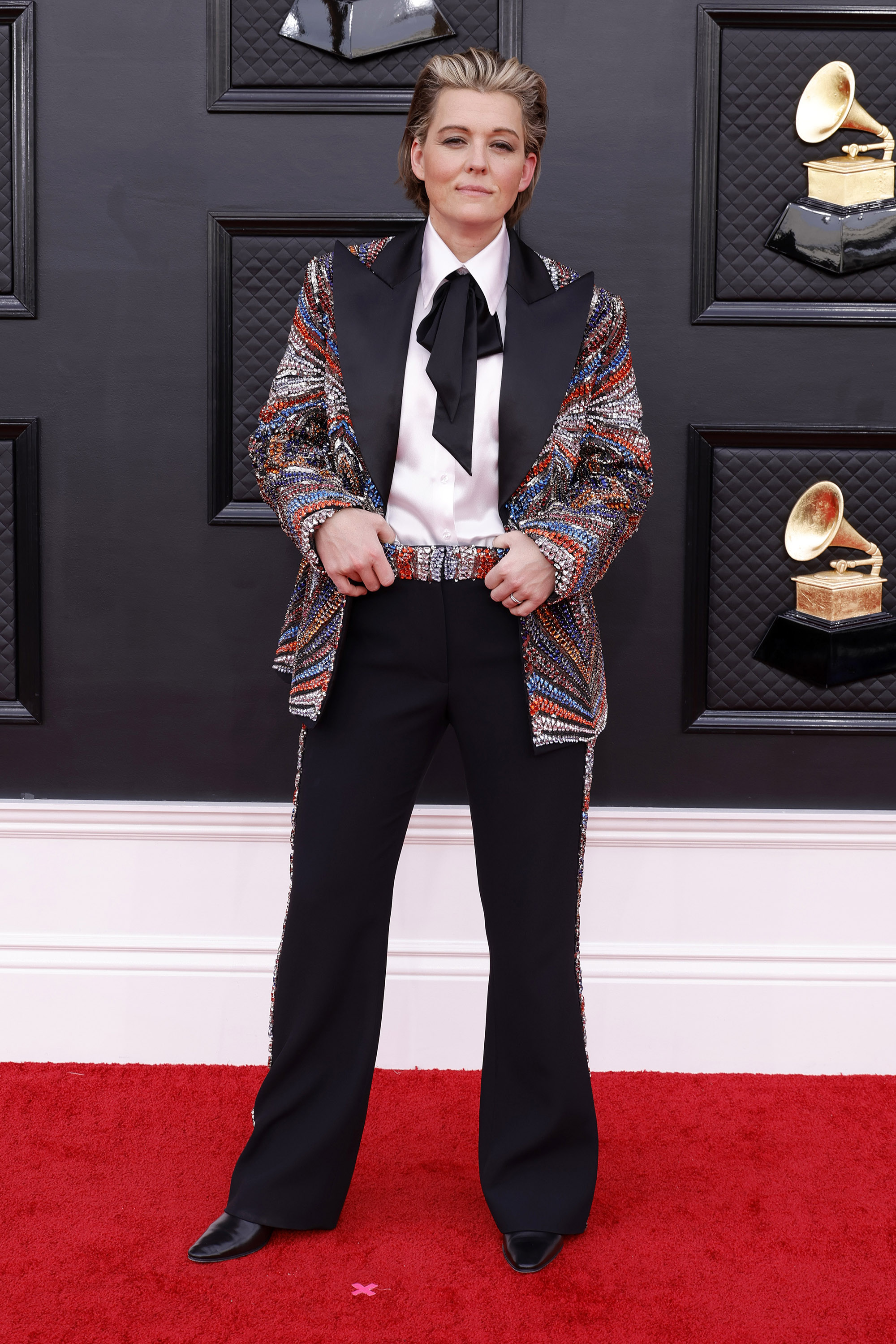 Thảm đỏ Grammy 2022: "Thảm họa dao kéo" Donatella Versace gây choáng với gương mặt khó nhận ra, BTS bùng nổ ở trời Tây - Ảnh 12.