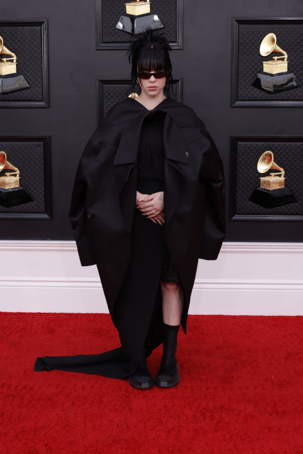 Thảm đỏ Grammy 2022: "Thảm họa dao kéo" Donatella Versace gây choáng với gương mặt khó nhận ra, BTS bùng nổ ở trời Tây - Ảnh 13.