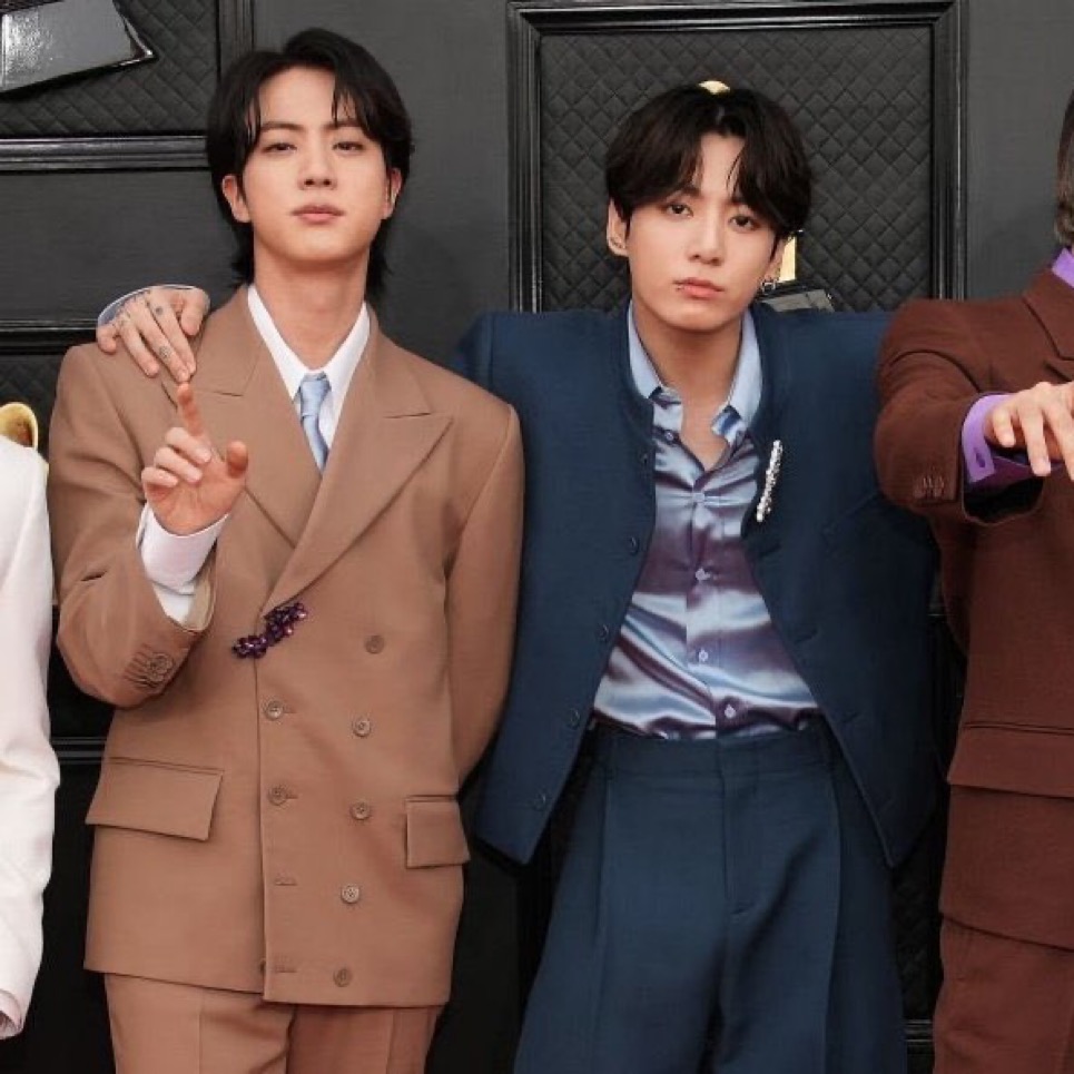 Thảm đỏ Grammy 2022: "Thảm họa dao kéo" Donatella Versace gây choáng với gương mặt khó nhận ra, BTS bùng nổ ở trời Tây - Ảnh 3.