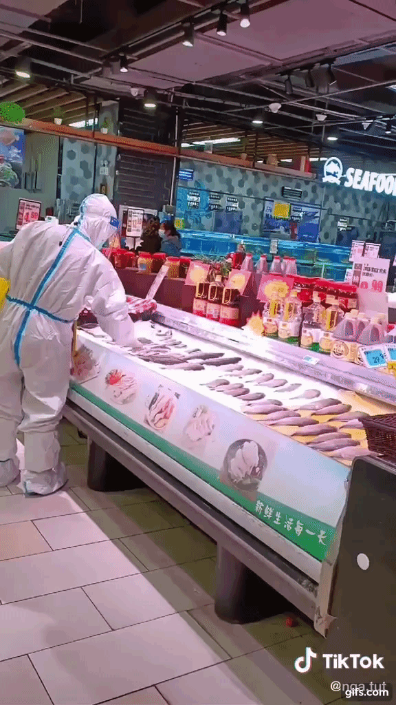 Vietnamese people in China told unbelievable stories when going to the supermarket when Covid-19 broke out: Medical staff went to the place to take samples for testing each frozen fish!  - Photo 4.