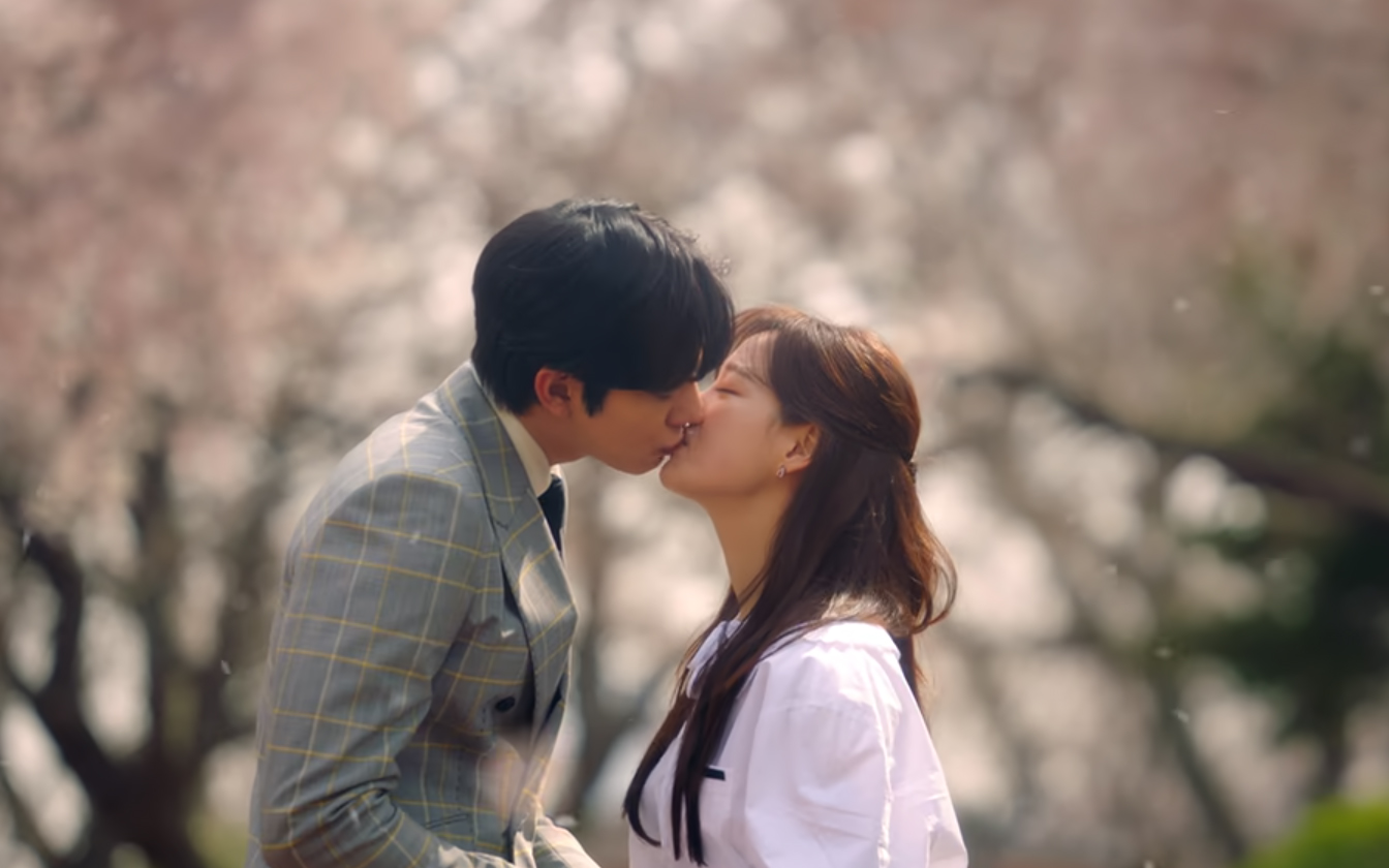 Dating at the office last episode: Tae Moo proposed to Ha Ri under a row of romantic cherry blossoms - Photo 4.