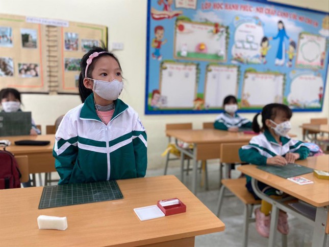 Students in grades 1 - 6 in Hanoi go back to school: Teaching 2 sessions/day, organizing part-boarding - Photo 1.