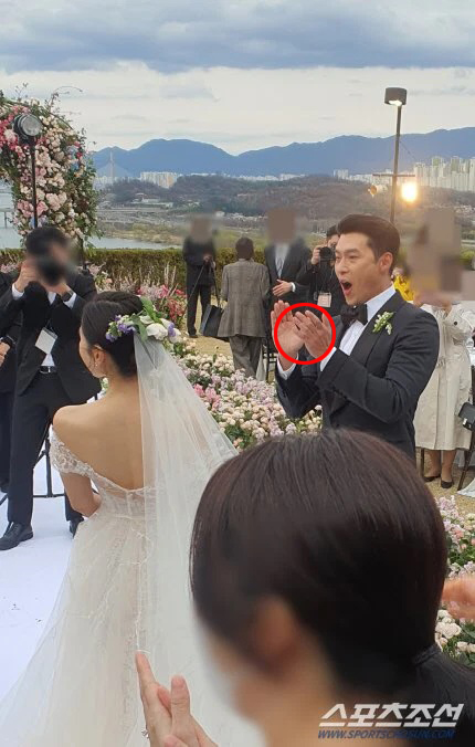 Hyun Bin bất ngờ bị các &quot;thánh soi&quot; việc không đeo nhẫn cưới trong hôn lễ, nguyên nhân là gì? - Ảnh 2.