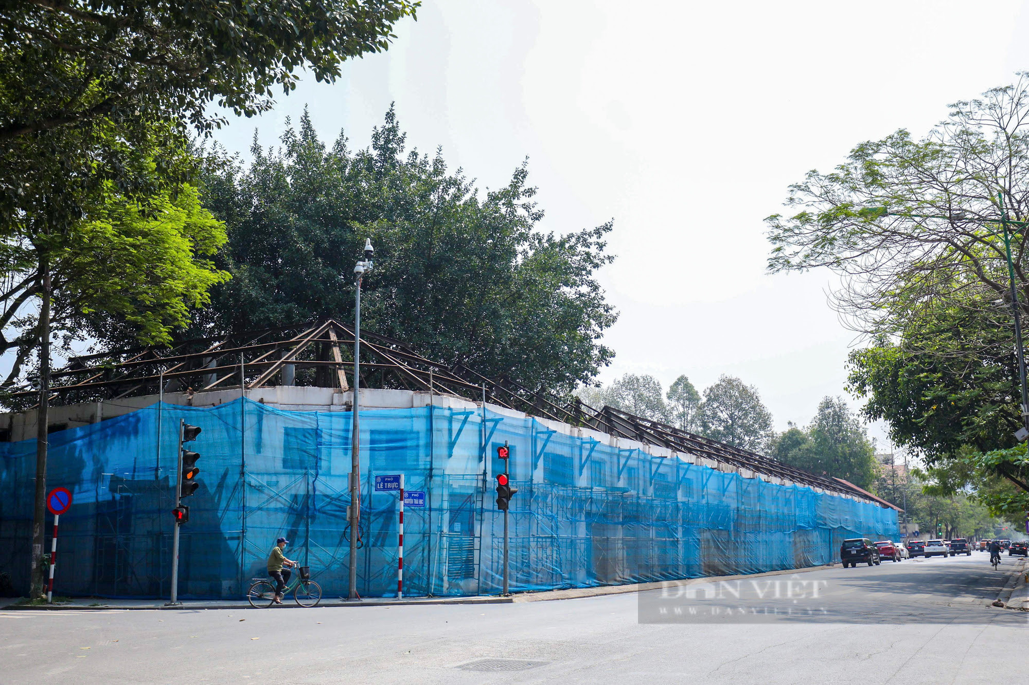 Request to immediately stop demolishing a 100-year-old building at 61 Tran Phu, Hanoi - Photo 1.