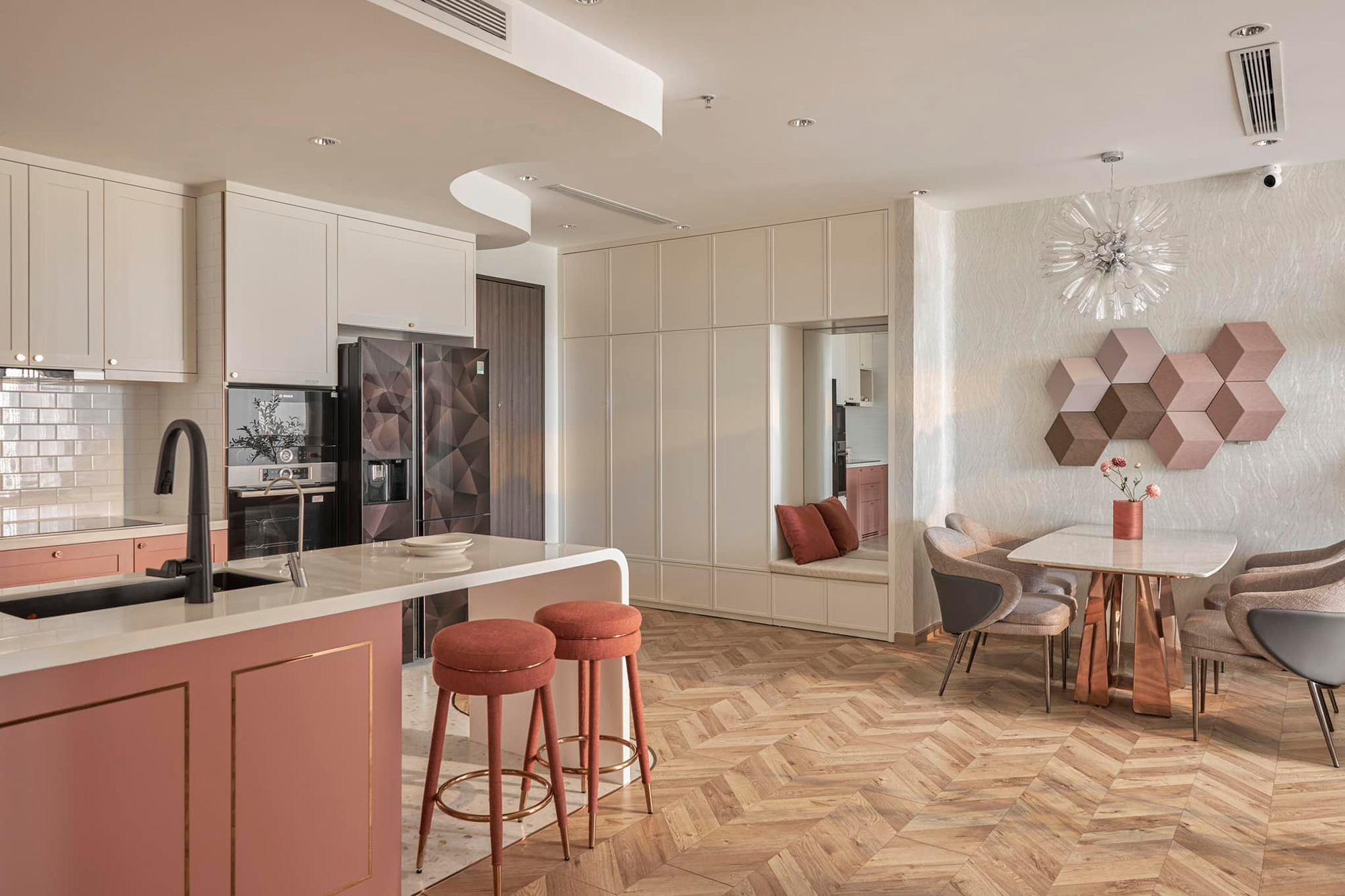 The apartment 115m² Rose Gold tone with expensive rounded corners is 