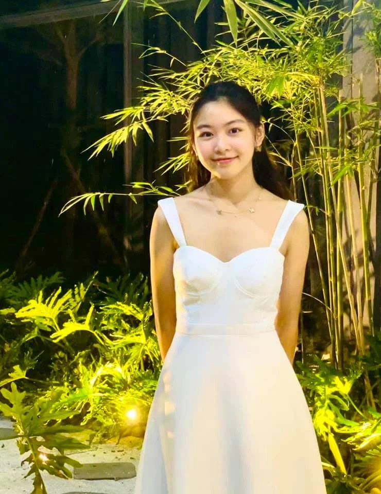 Con gái lớn nhà Quyền Linh xinh như mộng với váy công chúa điệu đà, diện chẳng hề sến mà còn sang hết sức - Ảnh 8. Con gái lớn nhà Quyền Linh xinh như mộng với váy công chúa điệu đà, diện chẳng hề sến mà còn sang hết sức - Ảnh 8.