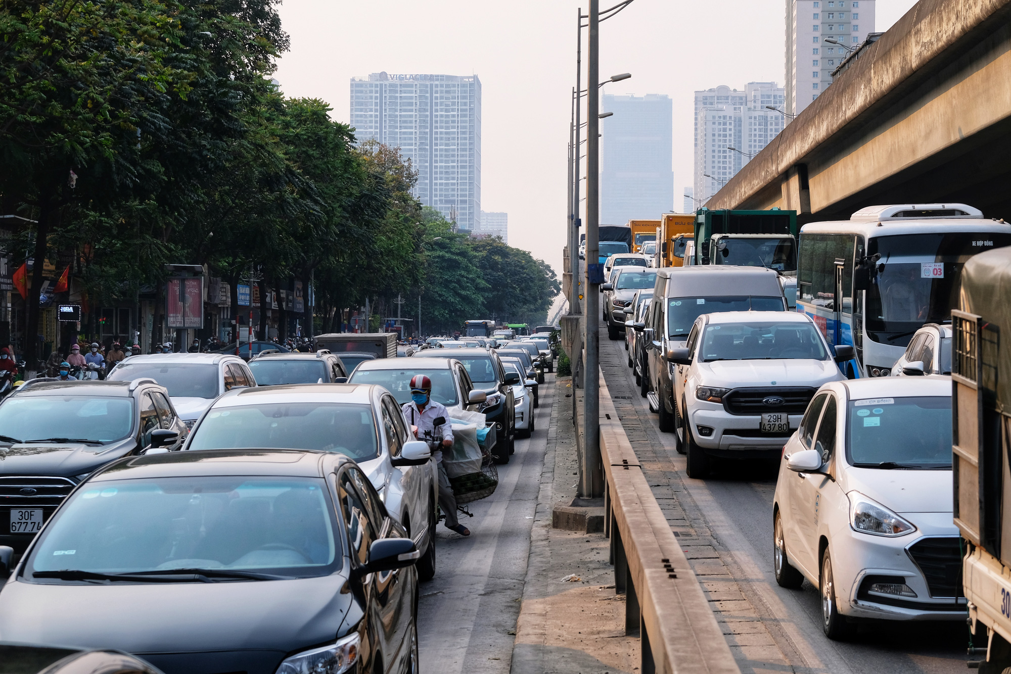 Hà Nội: Cửa ngõ ra vào thành phố chật như nêm trước ngày nghỉ lễ Giỗ Tổ Hùng Vương, CSGT vất vả phân luồng - Ảnh 3.