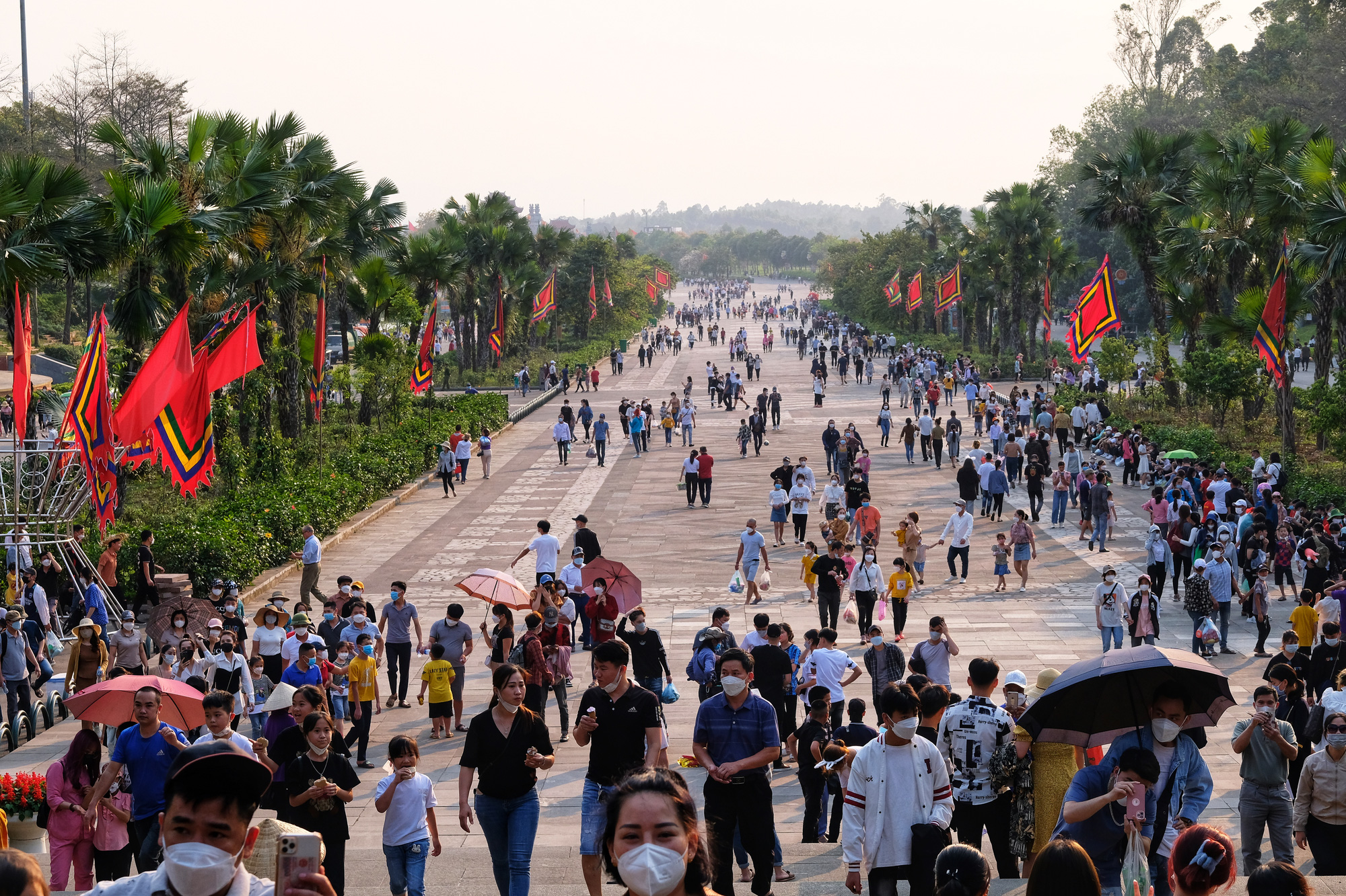 Du khách thập phương ùn ùn kéo về đền Hùng ngày đầu nghỉ lễ, dịch vụ cho thuê chiếu đắt khách - Ảnh 5.