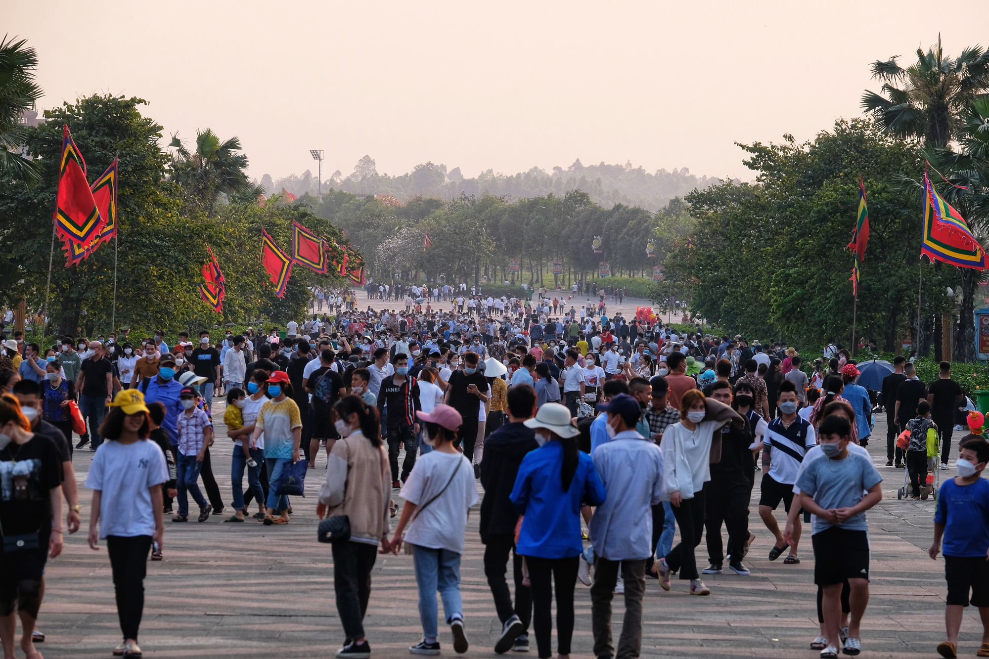 Du khách thập phương ùn ùn kéo về đền Hùng ngày đầu nghỉ lễ, dịch vụ cho thuê chiếu đắt khách - Ảnh 1.