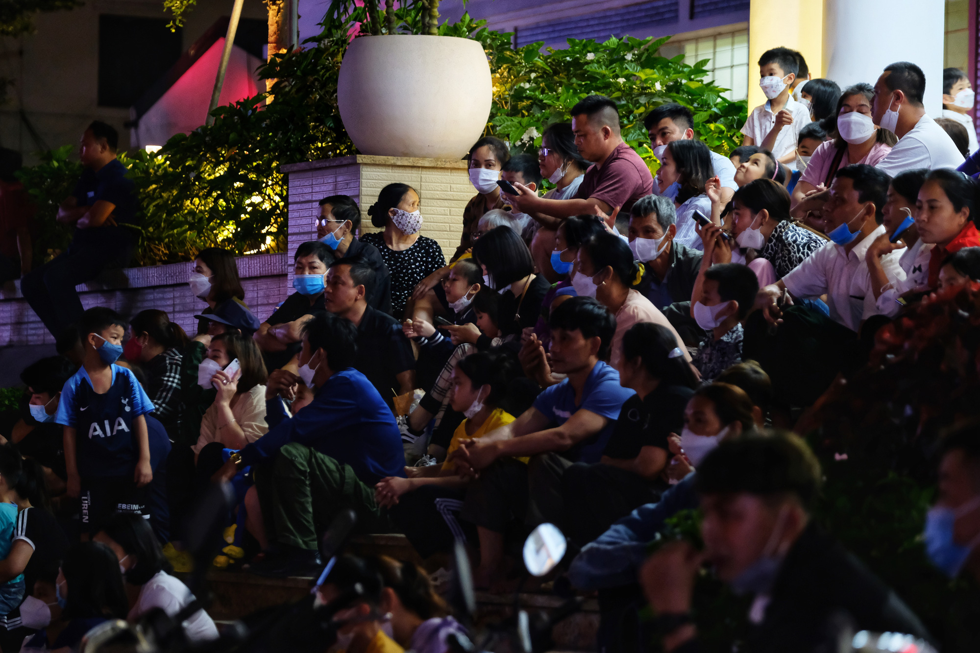 Hàng ngàn người dân chen chân xem pháo hoa dịp Giỗ Tổ Hùng Vương - Ảnh 2.