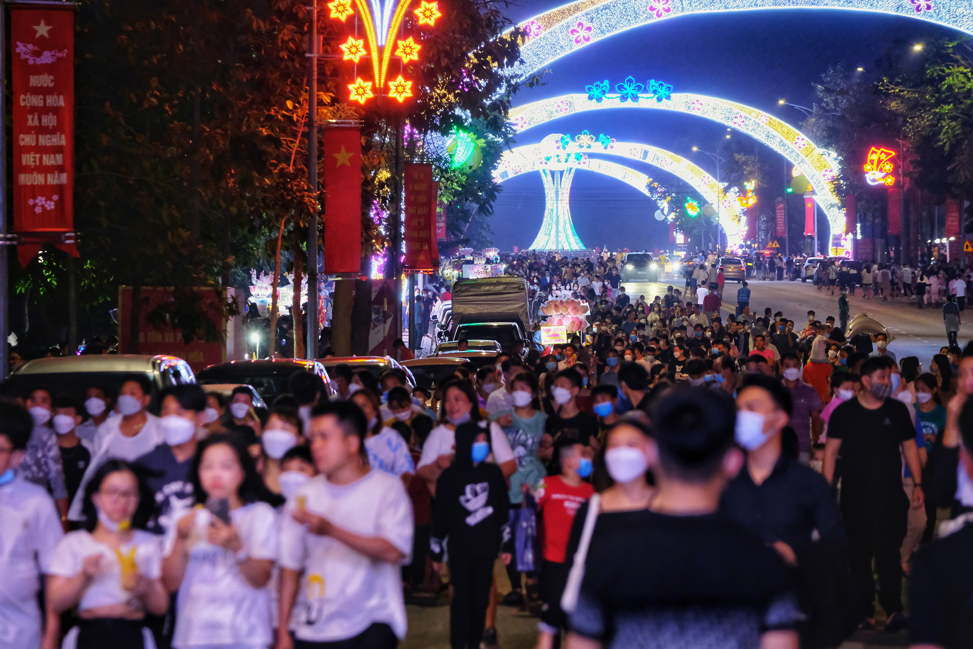 Hàng ngàn người dân chen chân xem pháo hoa dịp Giỗ Tổ Hùng Vương - Ảnh 7.