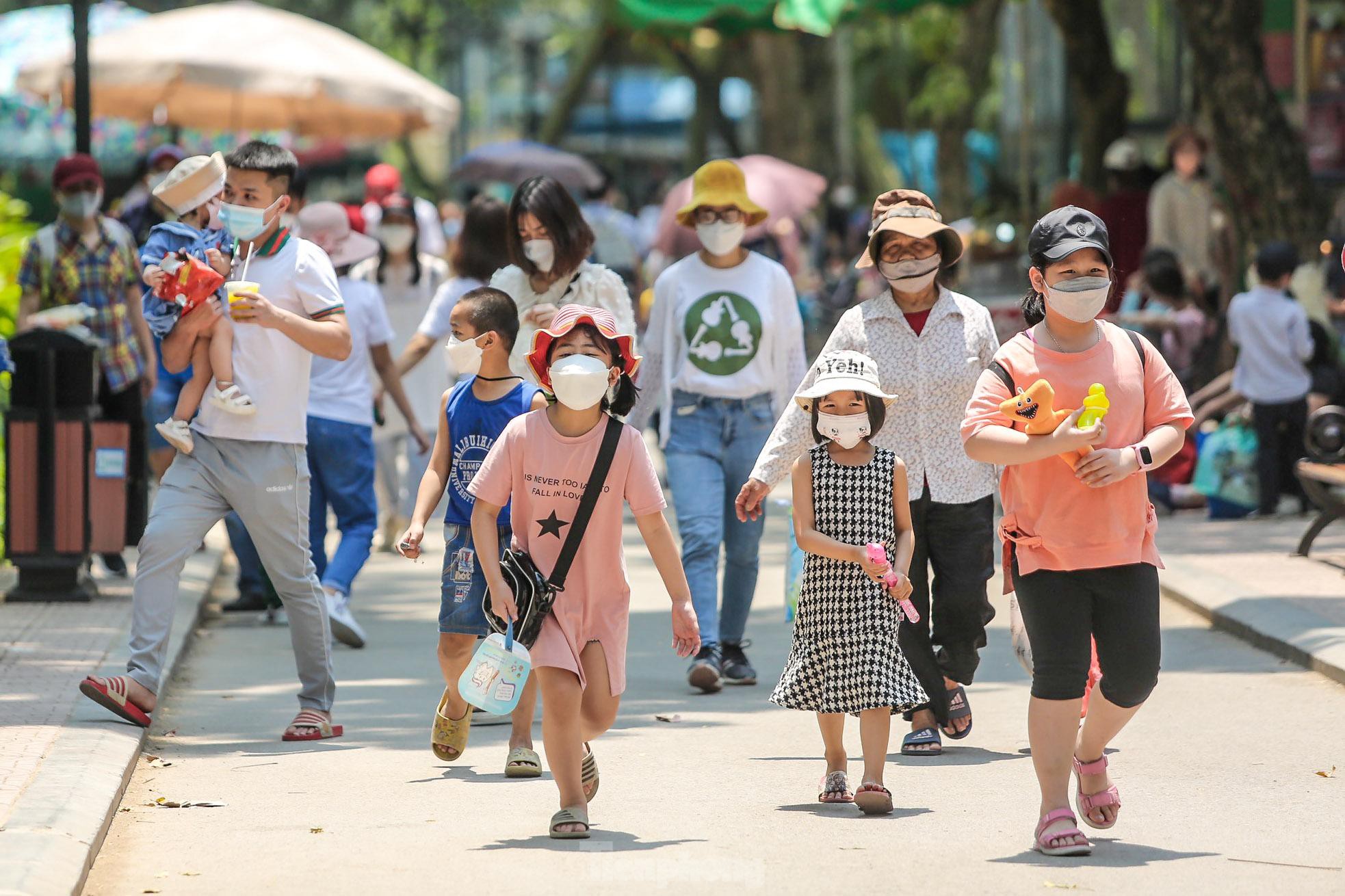 Ngàn người đổ về vườn thú Hà Nội trong ngày đầu nghỉ lễ - Ảnh 1.