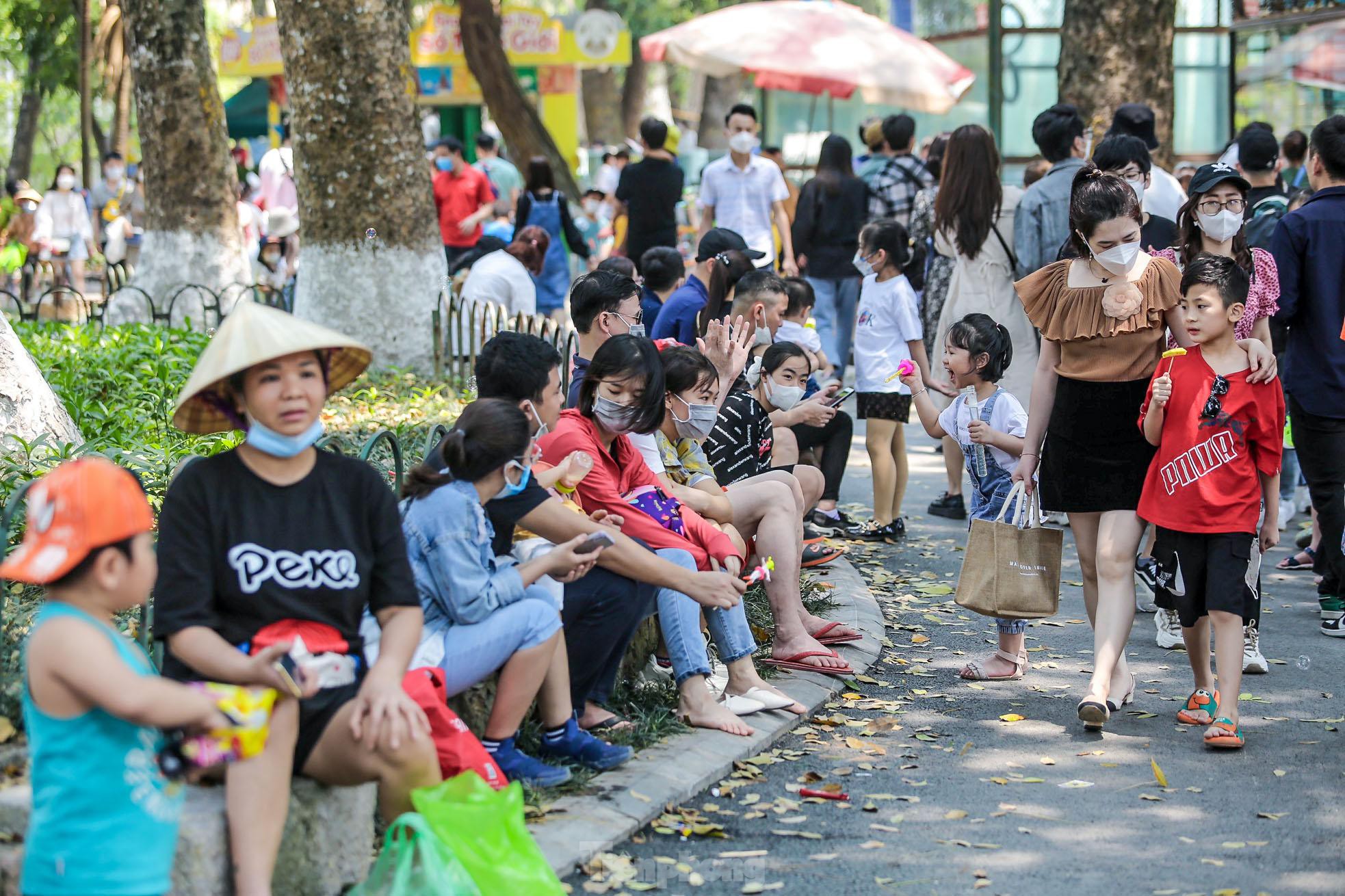 Ngàn người đổ về vườn thú Hà Nội trong ngày đầu nghỉ lễ - Ảnh 15.