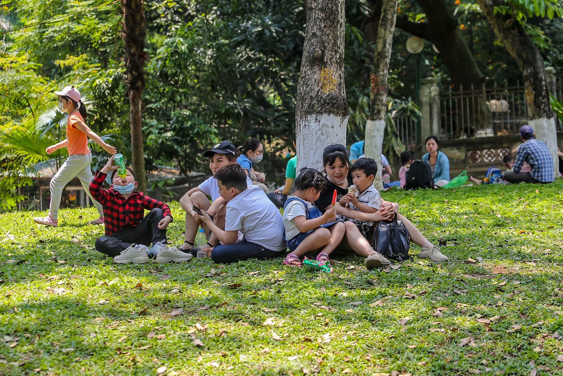 Ngàn người đổ về vườn thú Hà Nội trong ngày đầu nghỉ lễ - Ảnh 18.