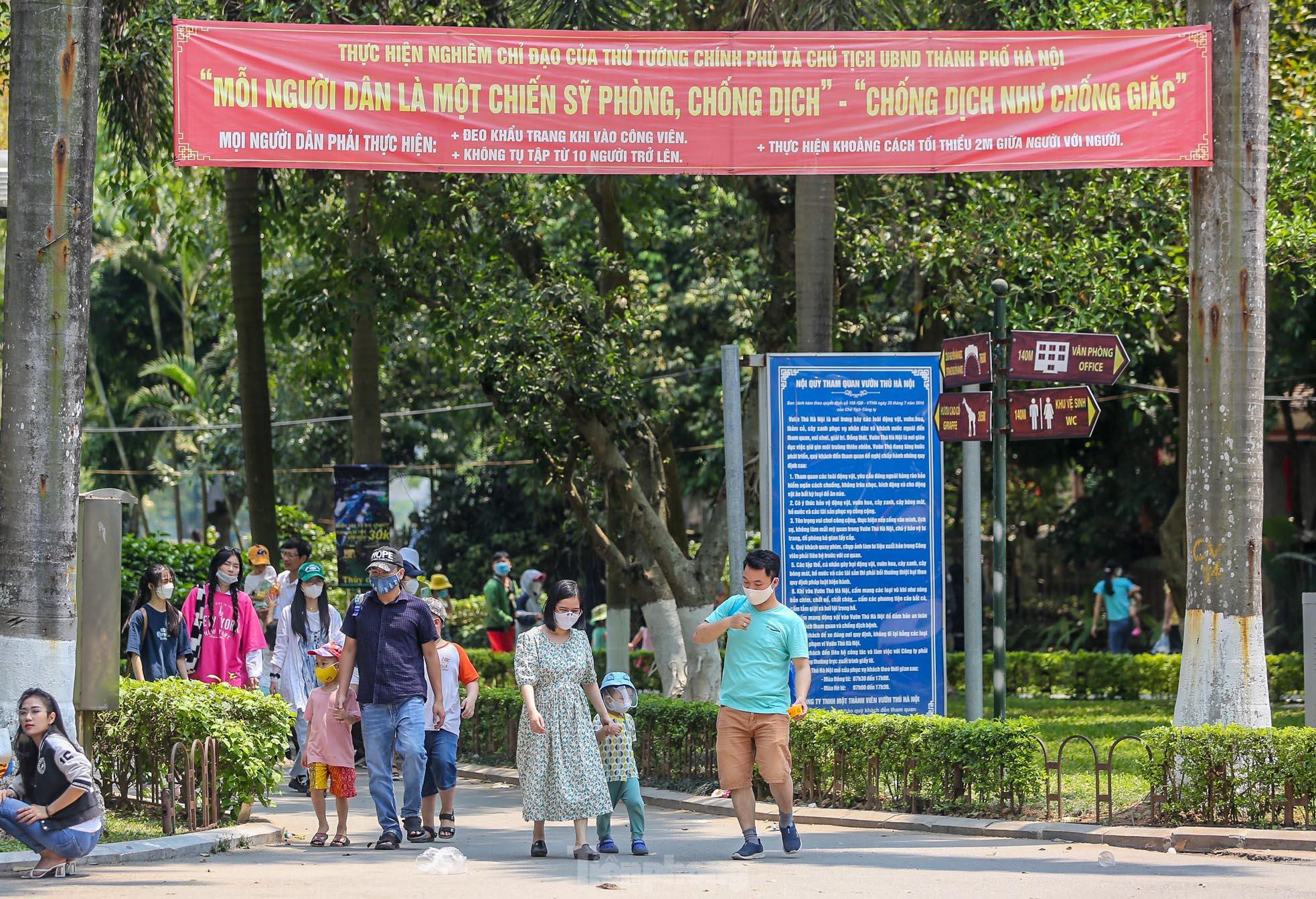 Ngàn người đổ về vườn thú Hà Nội trong ngày đầu nghỉ lễ - Ảnh 2.