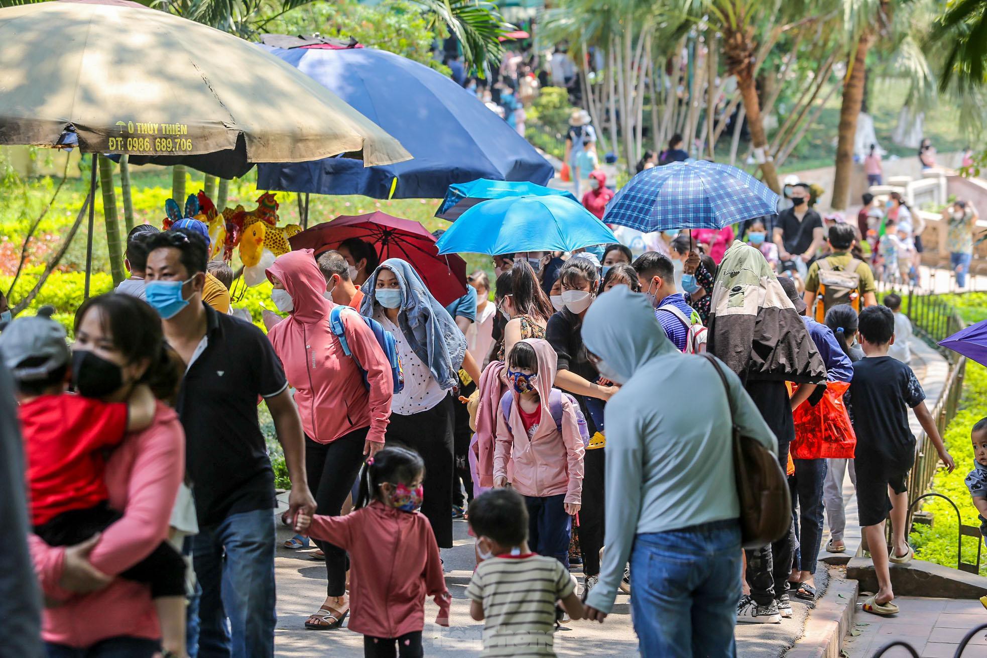 Ngàn người đổ về vườn thú Hà Nội trong ngày đầu nghỉ lễ - Ảnh 3.