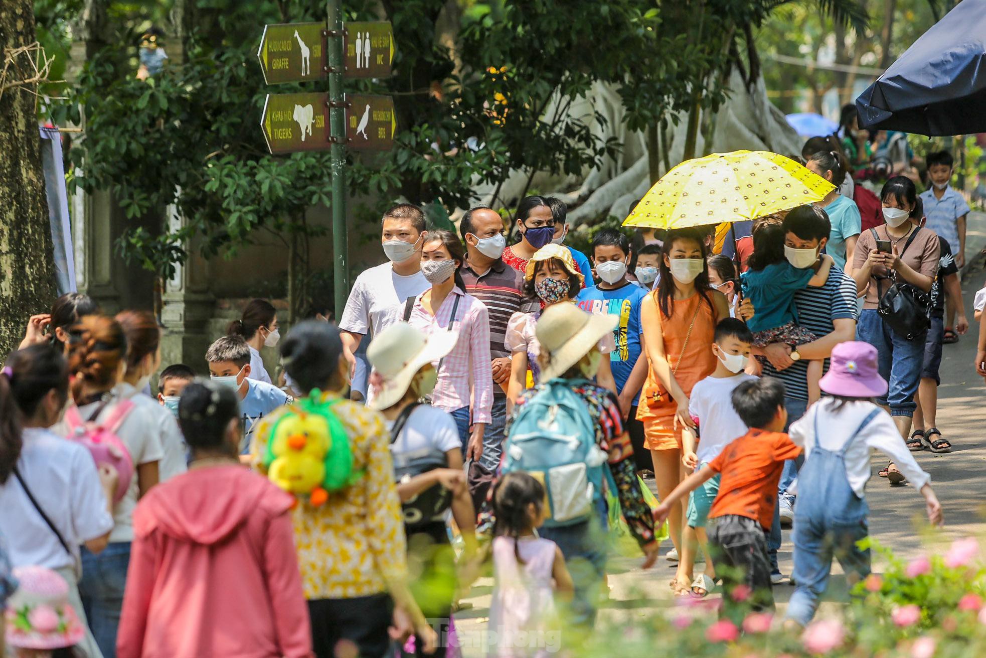 Ngàn người đổ về vườn thú Hà Nội trong ngày đầu nghỉ lễ - Ảnh 4.