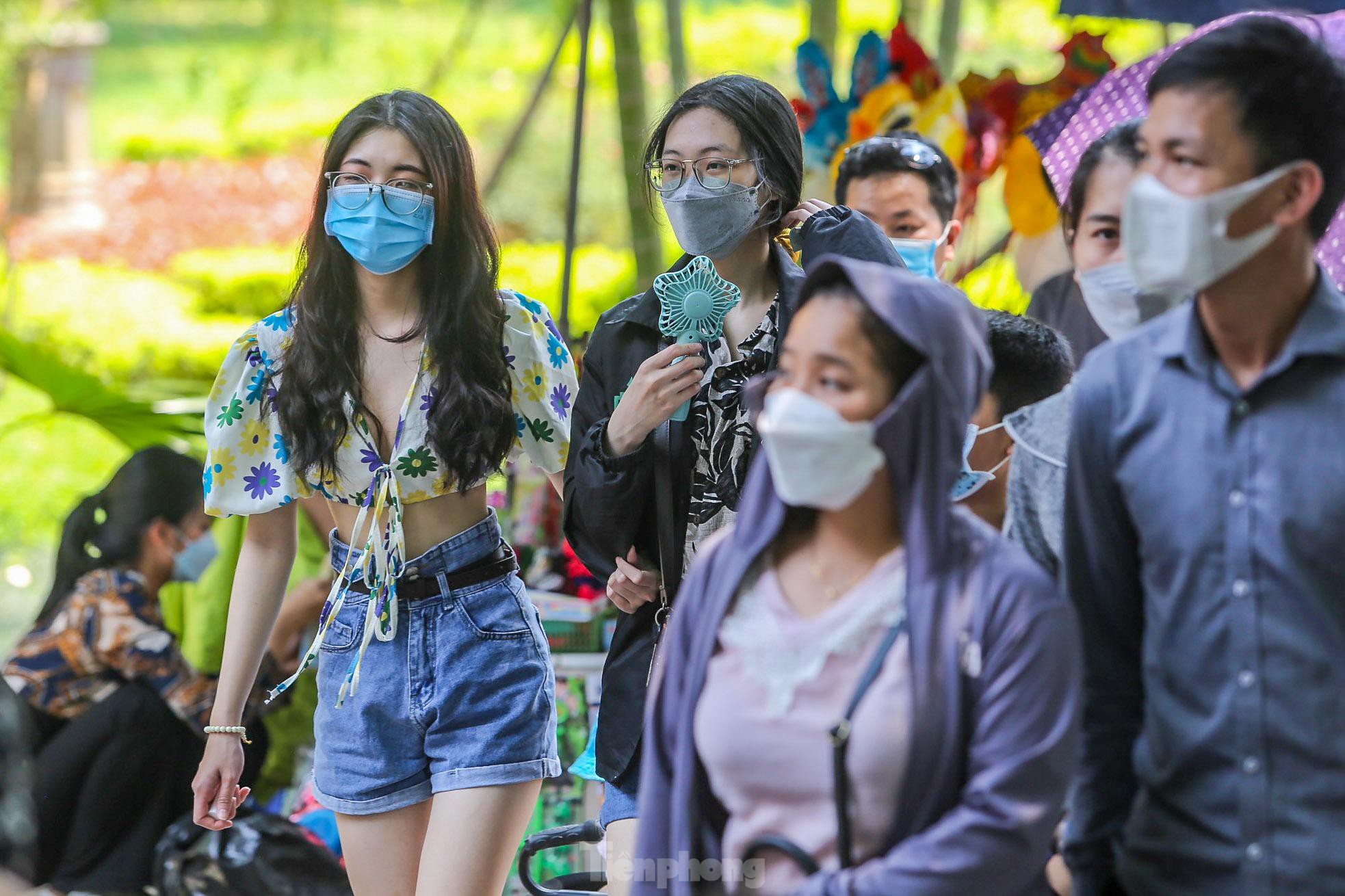 Ngàn người đổ về vườn thú Hà Nội trong ngày đầu nghỉ lễ - Ảnh 6.