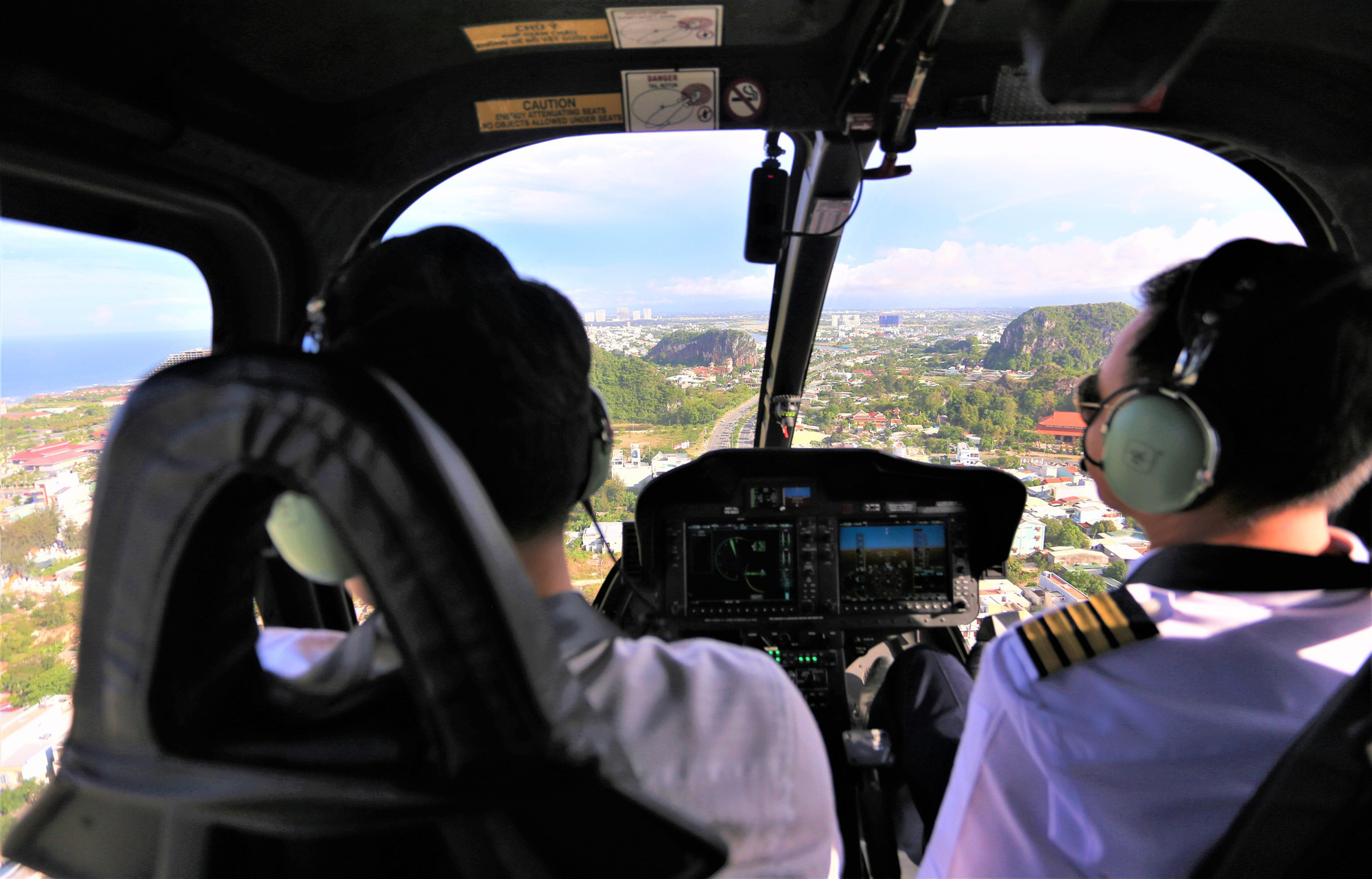 Clip + Ảnh: Du khách hào hứng lần đầu trải nghiệm ngắm Đà Nẵng từ trực thăng - Ảnh 12.