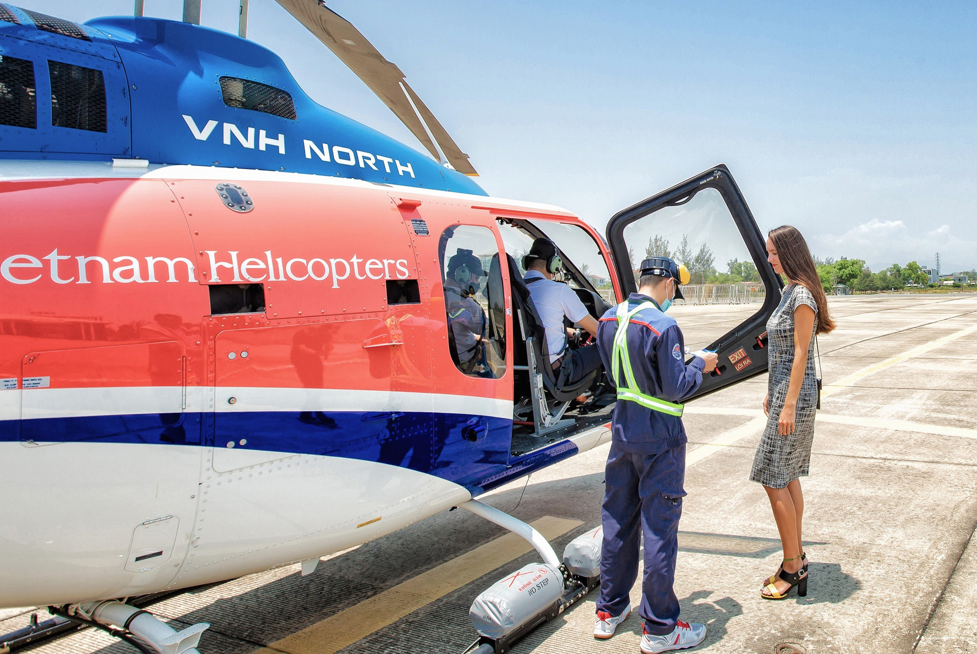 Clip + Ảnh: Du khách hào hứng lần đầu trải nghiệm ngắm Đà Nẵng từ trực thăng - Ảnh 4.