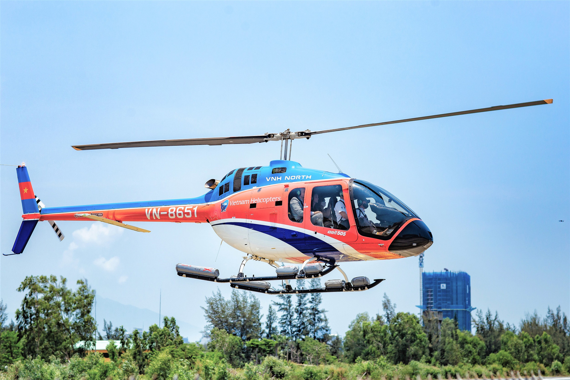 Clip + Ảnh: Du khách hào hứng lần đầu trải nghiệm ngắm Đà Nẵng từ trực thăng - Ảnh 8.