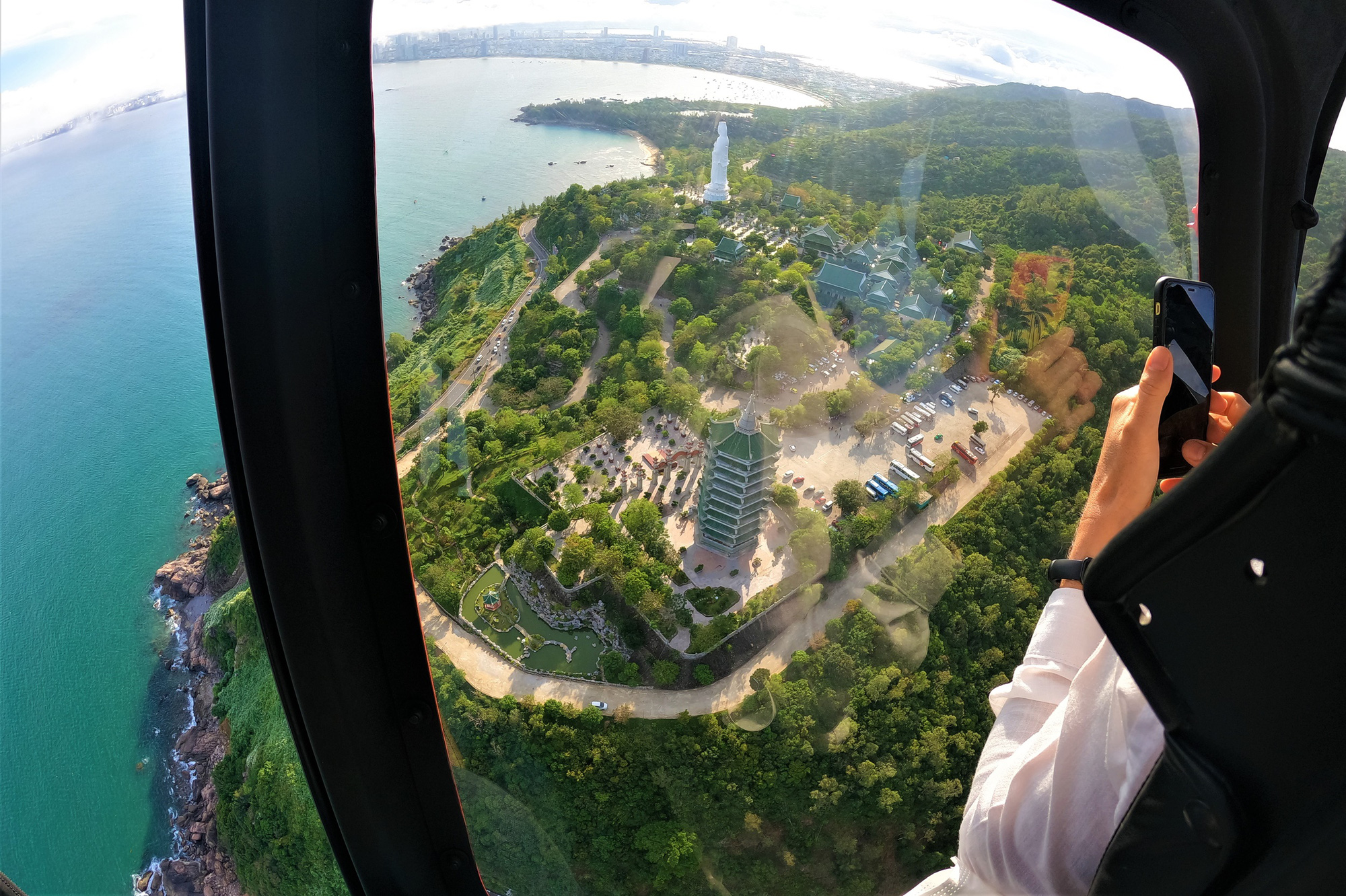 Clip + Ảnh: Du khách hào hứng lần đầu trải nghiệm ngắm Đà Nẵng từ trực thăng - Ảnh 15.
