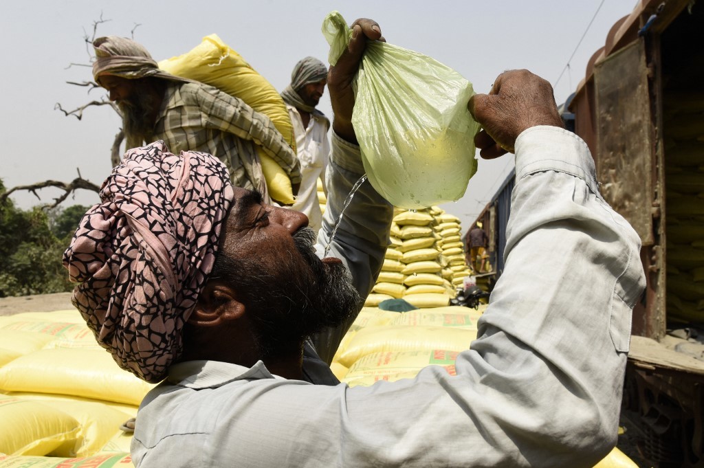 The hot sun turned India into a living hell, reaching the threshold of suffering, killing 25 people - Photo 2.