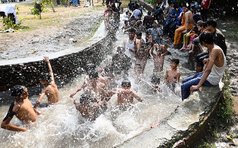 The hot sun turned India into a living hell, reaching the threshold of suffering, causing 25 deaths - Photo 6.