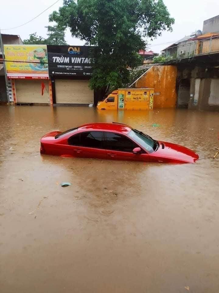 Floods swept through residential areas in Lang Son, thunderstorms continued to ravage the North in the coming days - Photo 7.
