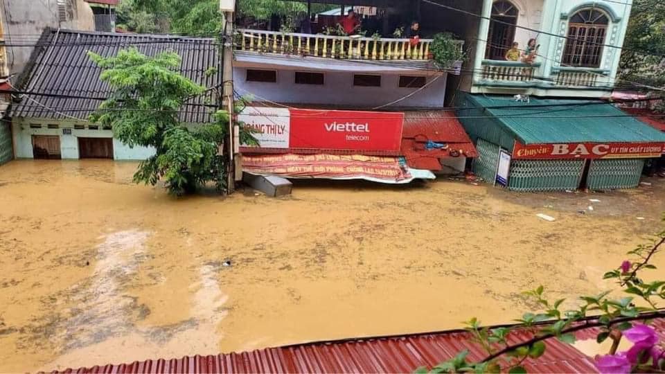 Massive floods swept through residential areas in Lang Son, thunderstorms continued to ravage the North in the coming days - Photo 4.
