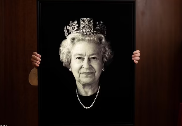 The never-before-seen portrait of the Queen of England is published with a special 200-year-old treasure, rare and hard to find - Photo 2.