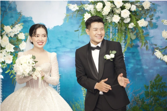 Vien Minh attended Ha Duc Chinh's wedding, appearing publicly for the first time after giving birth, revealing the beauty of a mother and a child that made many people admire - Photo 1.