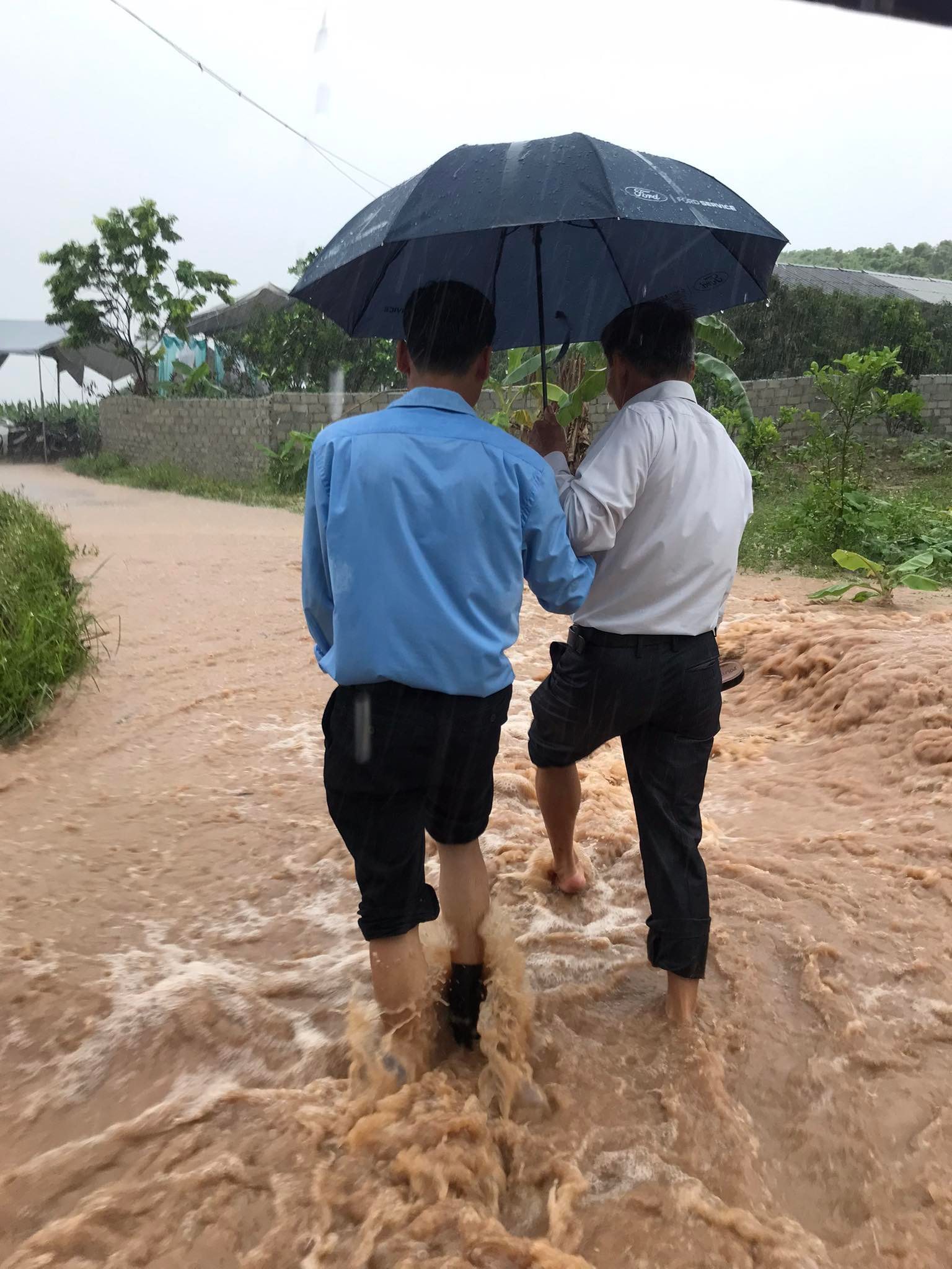 Đón dâu đúng ngày mưa lụt, chú rể Bắc Giang cõng cô dâu lội nước như phim ngôn tình - Ảnh 5.