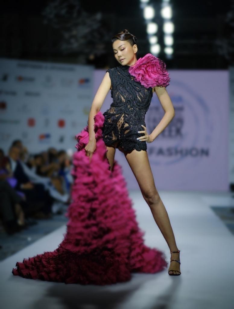 Wearing the dress of Miss Universe Harnaaz Sandhu, Thanh Hang showed off her sexy 1m12 long legs - Photo 4.