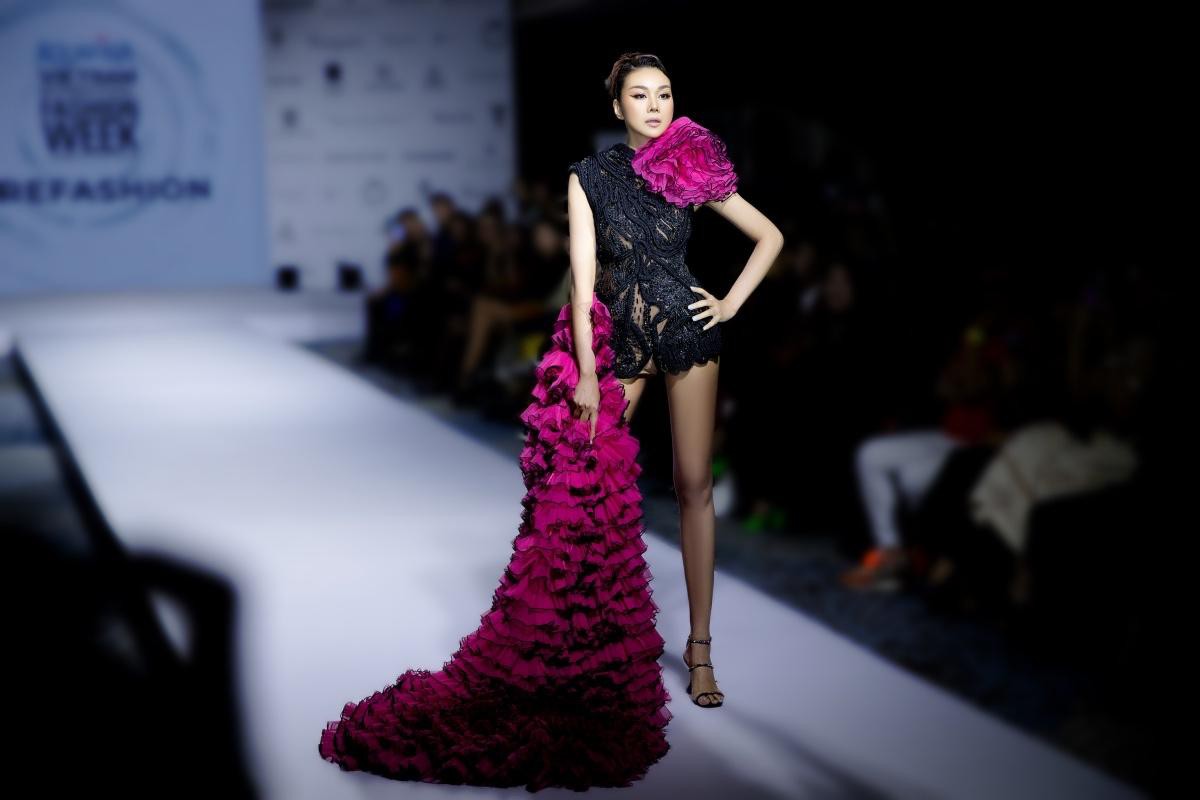 Mặc lại váy của Hoa hậu Hoàn vũ Harnaaz Sandhu, Thanh Hằng khoe trọn chân dài 1m12 sexy - Ảnh 3.