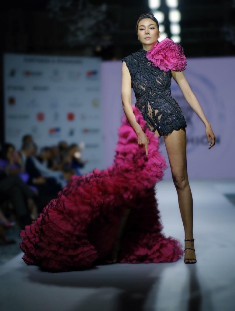 Wearing the dress of Miss Universe Harnaaz Sandhu, Thanh Hang showed off her sexy 1m12 long legs - Photo 5.