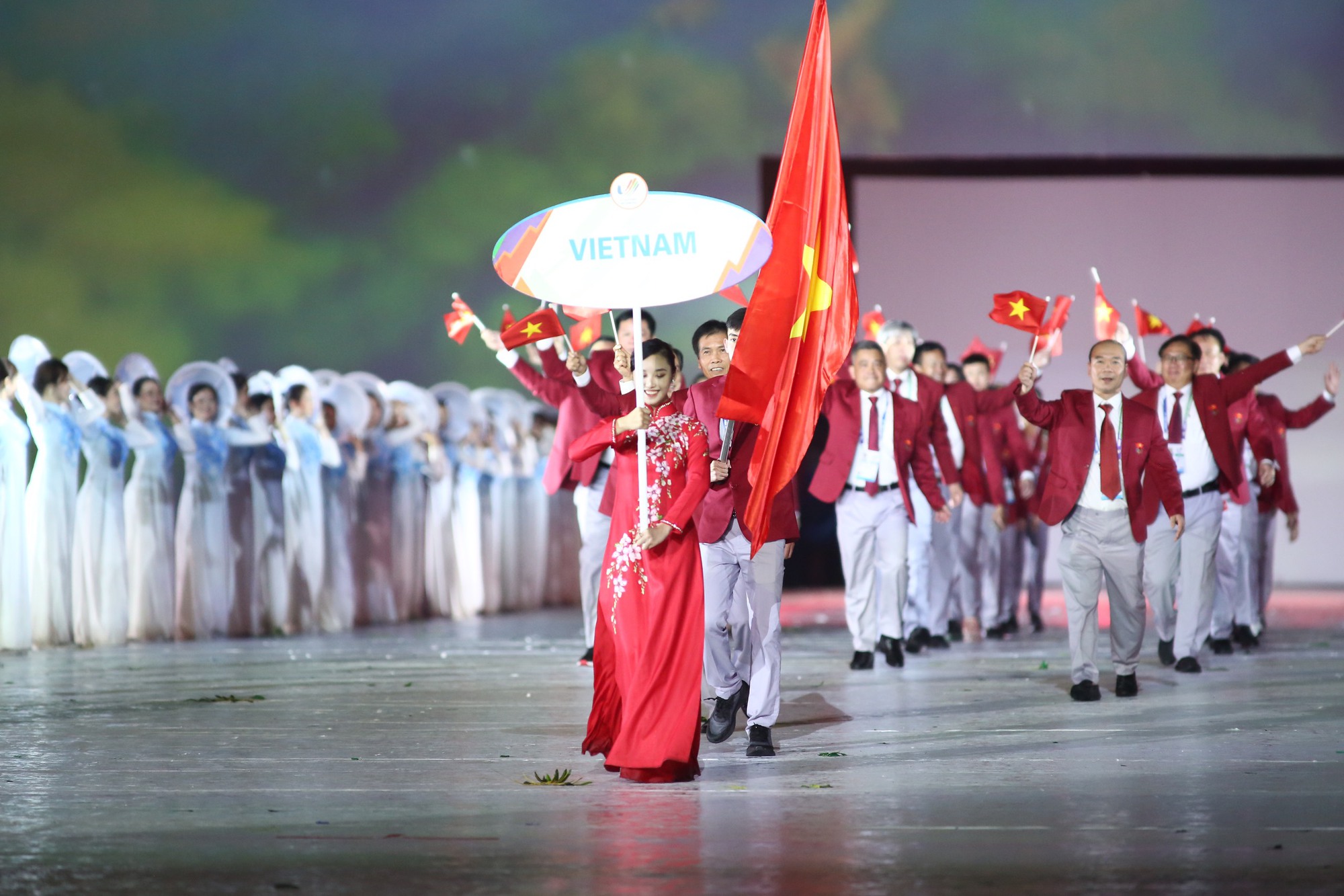 Những hình ảnh ấn tượng trong lễ Khai mạc SEA Games 31 - Vì một Đông Nam Á mạnh mẽ hơn  - Ảnh 7.