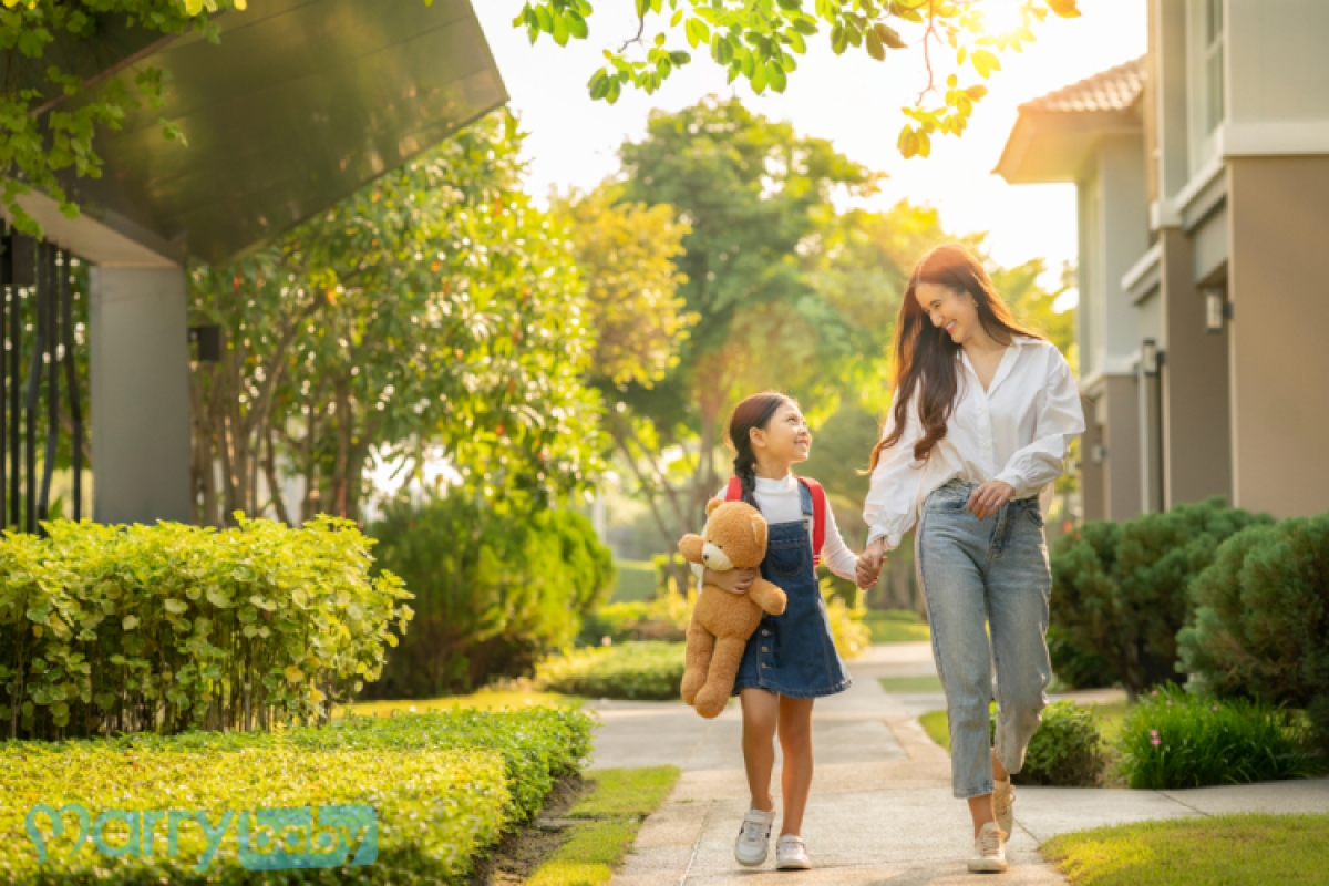 Her mother drives her to school. Family go to School. Pupil and father mother.