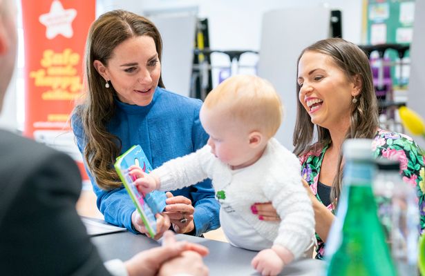 Thấy Công nương Kate mải mê cưng chiều một em nhỏ, Hoàng tử William thốt lên câu nói khiến ai cũng bật cười thích thú - Ảnh 2.