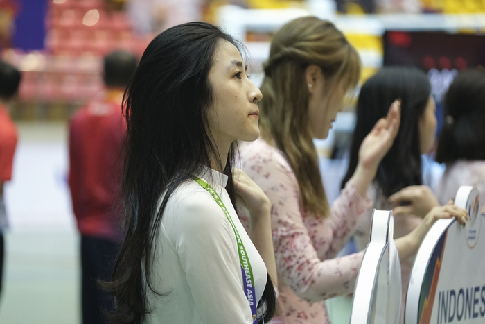 Meet the beautiful female SEA Games volunteer causing fever on social media: Born in 2003, passed 2 universities and is extremely multi-talented - Photo 2.