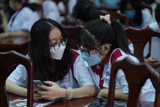 Thi vào lớp 10 tại TPHCM: Hơn 20.000 học sinh sẽ bị loại khỏi trường công lập - Ảnh 1. Thi vào lớp 10 tại TPHCM: Hơn 20.000 học sinh sẽ bị loại khỏi trường công lập - Ảnh 1.