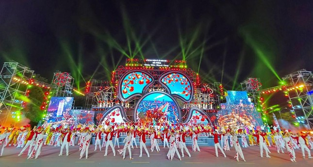 Hàng vạn người dân tham gia lễ hội Hoa Phượng Đỏ - Hải Phòng 2022 - Ảnh 1.