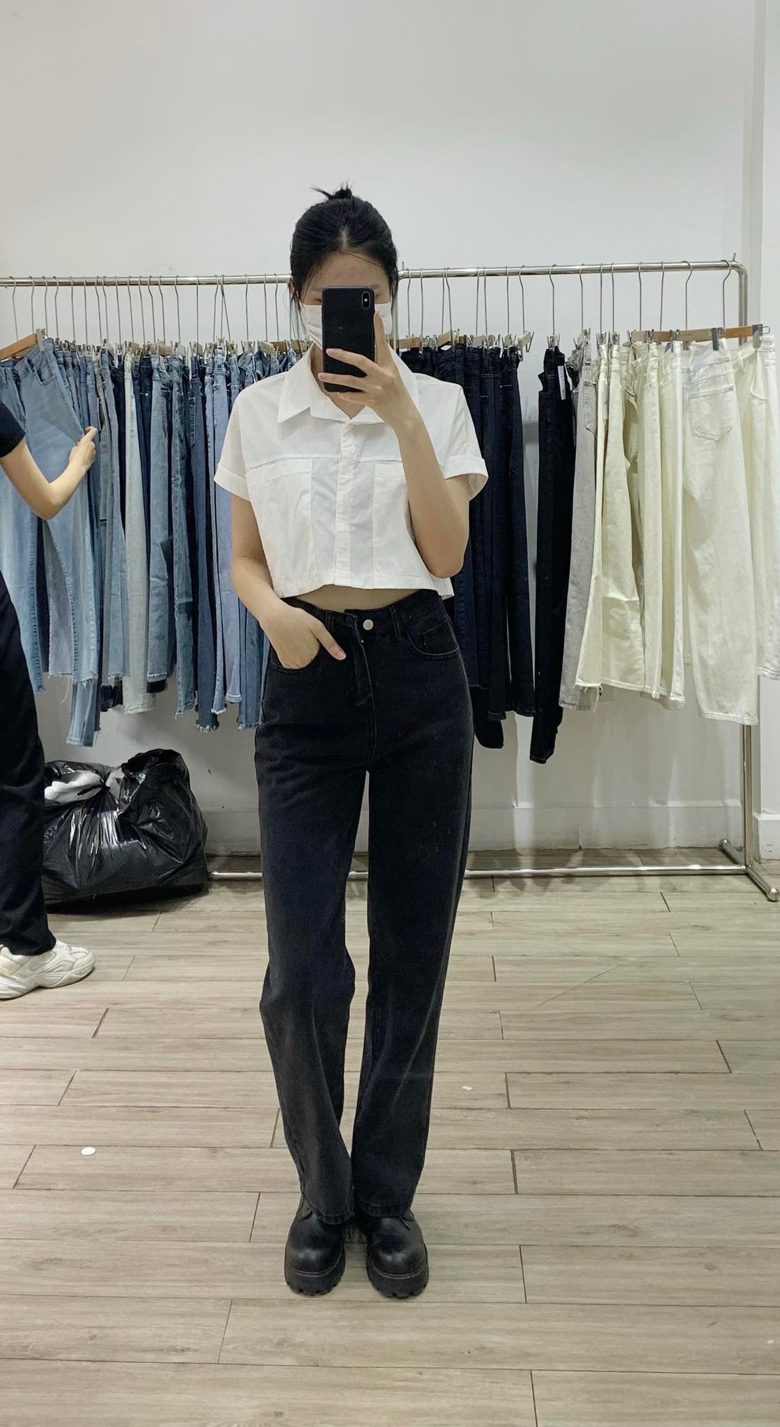Ghé các shop bán quần jeans ở Hà Nội, mình gom được 10 mẫu đáng mua: Vừa kéo chân lại ăn gian vòng 3 siêu đỉnh - Ảnh 1.