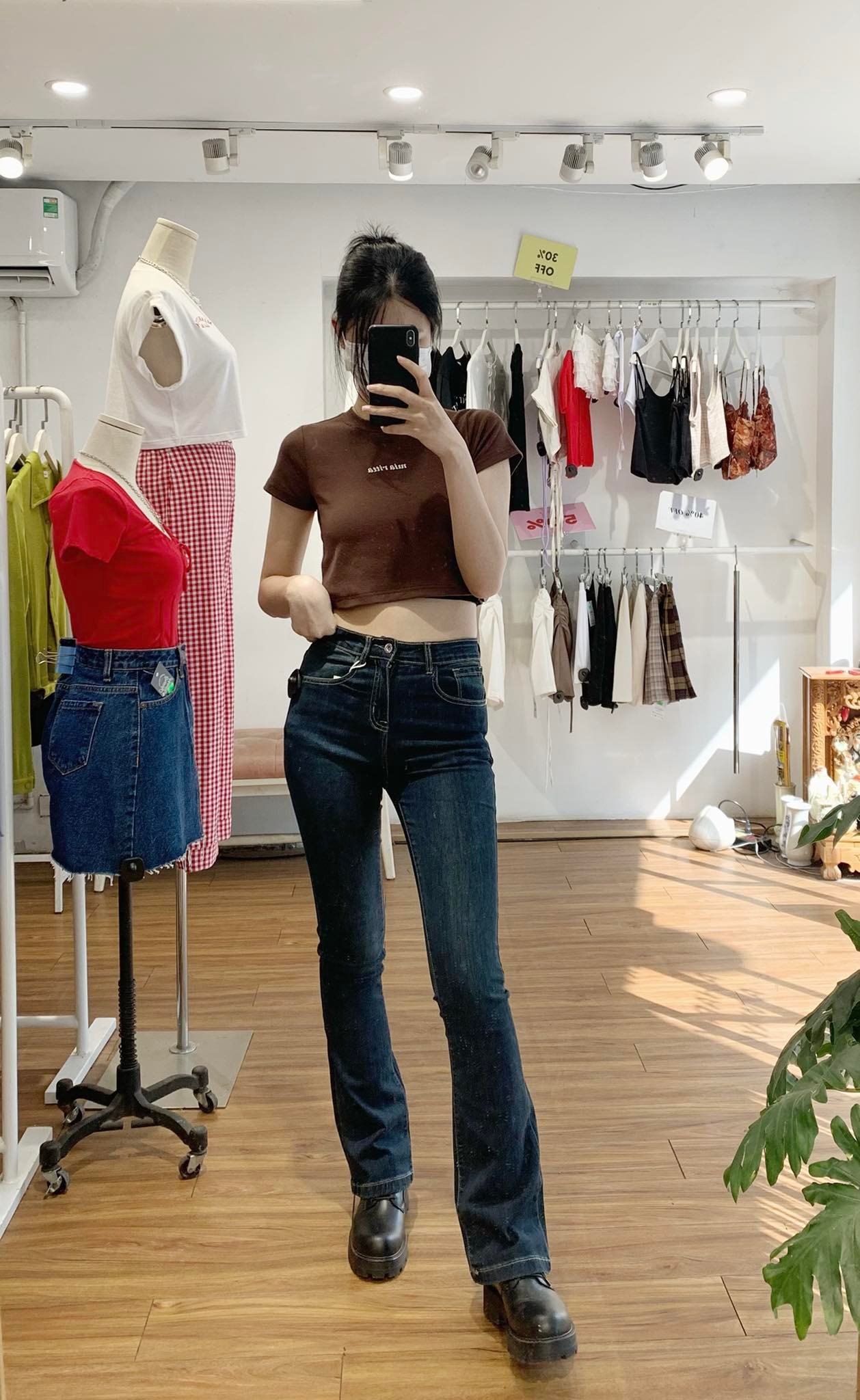 Ghé các shop bán quần jeans ở Hà Nội, mình gom được 10 mẫu đáng mua: Vừa kéo chân lại ăn gian vòng 3 siêu đỉnh - Ảnh 17.