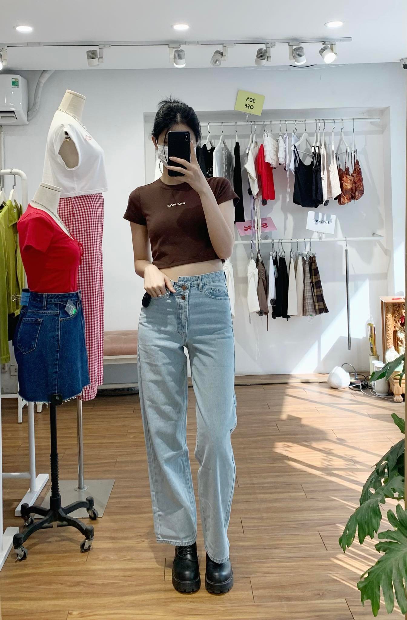 Ghé các shop bán quần jeans ở Hà Nội, mình gom được 10 mẫu đáng mua: Vừa kéo chân lại ăn gian vòng 3 siêu đỉnh - Ảnh 9.