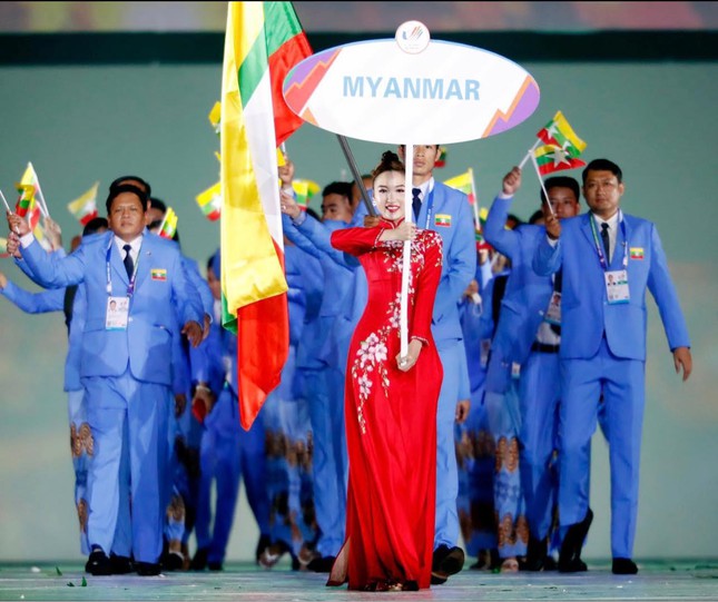 Cầm biển tên diễu hành SEA Games 31, diễn viên Hoàng Mai Anh được các VĐV Myanmar cổ vũ nhiệt tình - Ảnh 3.