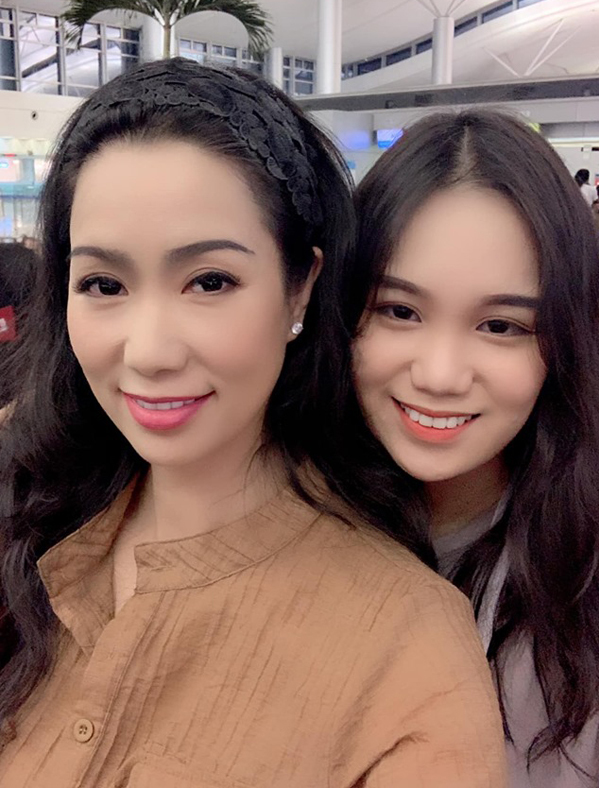 Showbiz Việt có 1 nữ diễn viên: U50 vẫn miệt mài học đại học, cô con gái mới đỉnh, 12 năm là Học sinh Giỏi, được đi thi Olympic - Ảnh 1.