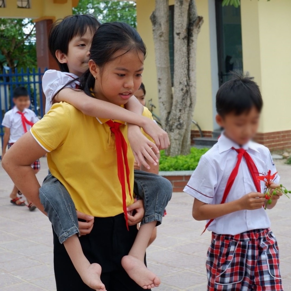 For 4 years, Quang Binh girl carries her friends to school: 1 is the captain of the team, 1 child regularly wins English awards on the Internet, Poinsettias Math - Photo 2.