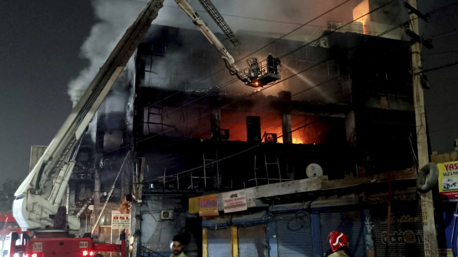 Fire destroyed office building in India, 26 people died - Photo 2.